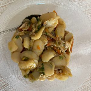 Салат из белой фасоли с птицей